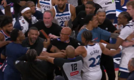 开云体育下载-快船、森林狼球员为争夺篮球发生冲突，伦纳德：看，打架了