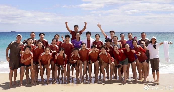 开云体育-北青：中国女足今日放弃室外有球合练，选择到海边散步来调节身体