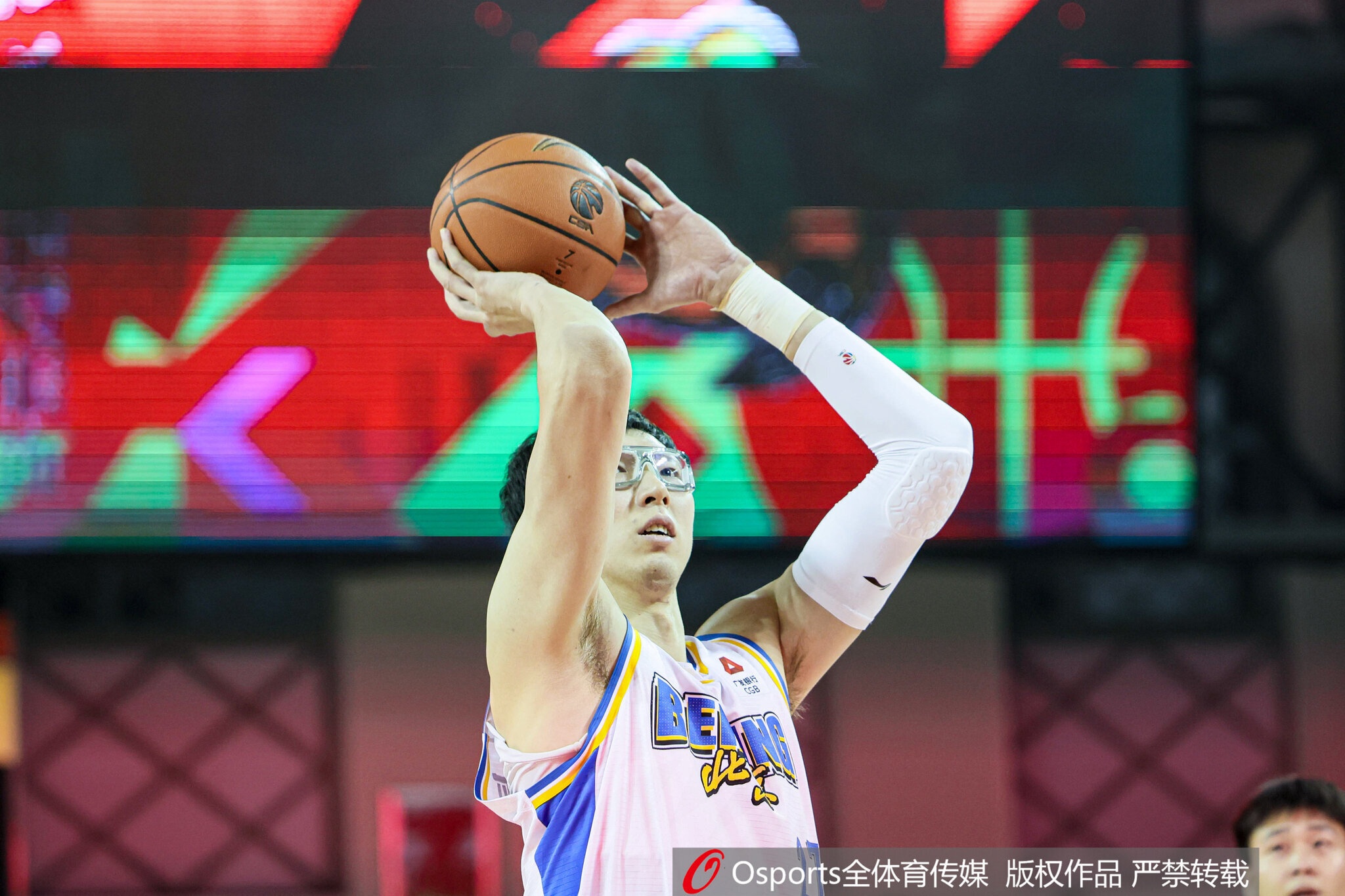 开云体育平台-真该练练罚球了！周琦半场4罚全铁 仅得到3篮板1失误&amp;正负值-10